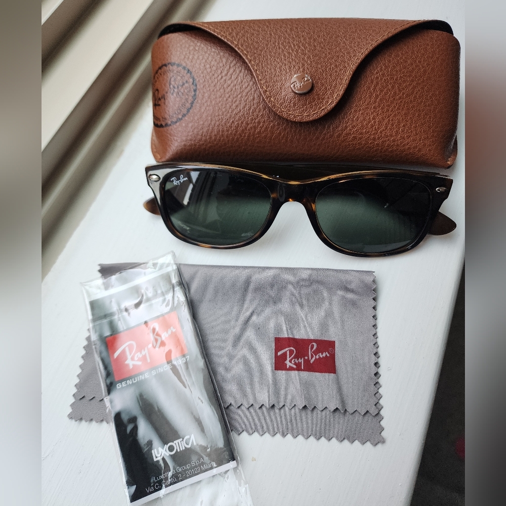 Ray-Ban Wayfarrer Sunglasses - Womens - RB2132